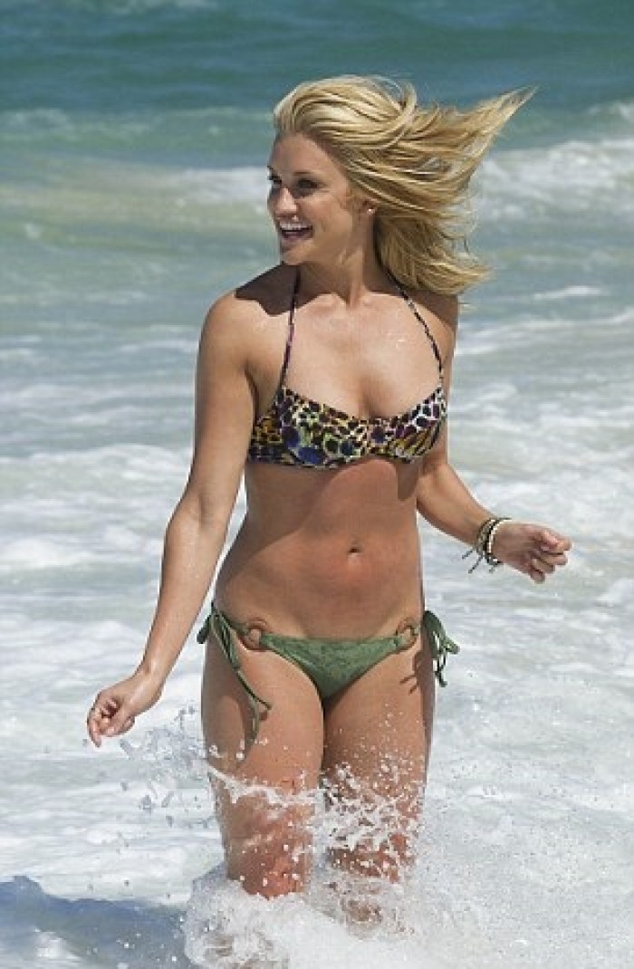 Ashley Roberts doit faire tourner des têtes en bikini