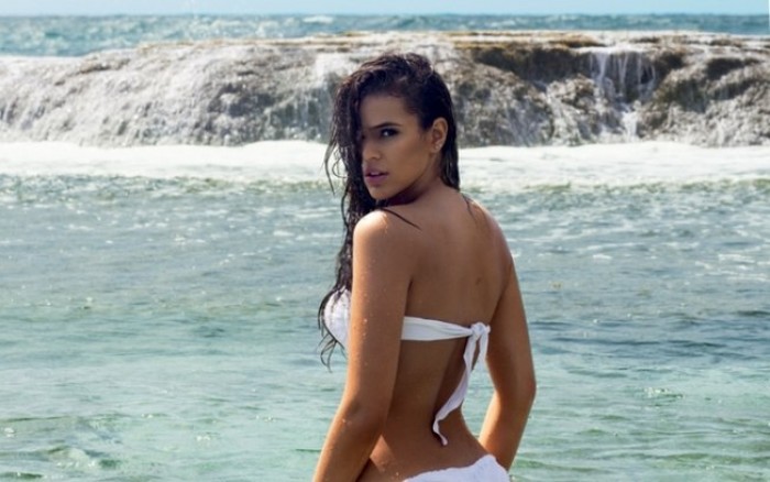 Bruna Marquezine ex copine du joueur de football Neymar torride en bikini