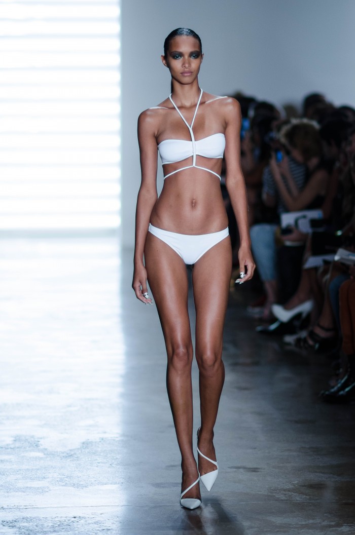 Lais Ribeiro resplendissante en maillot de bain