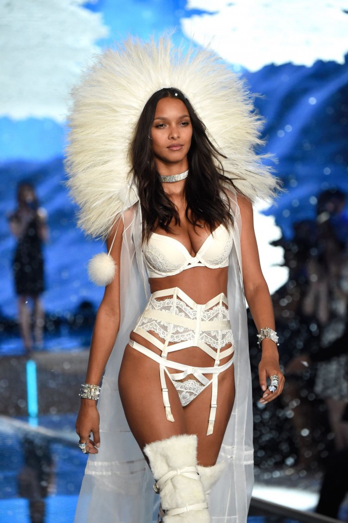 Lais Ribeiro resplendissante en maillot de bain