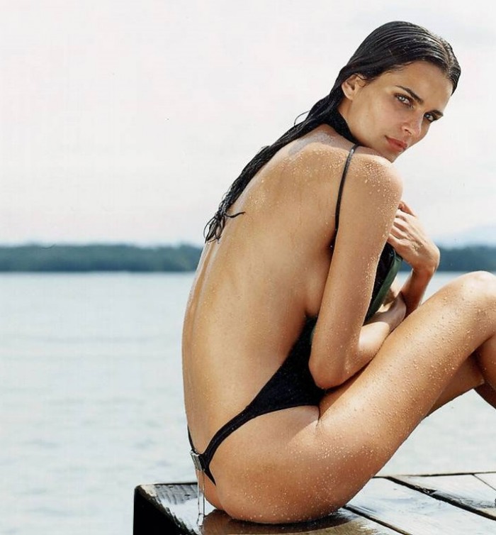 Fernanda Motta est une déesse en maillot de bain