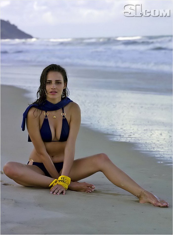 Fernanda Tavares est juste superbe en bikini