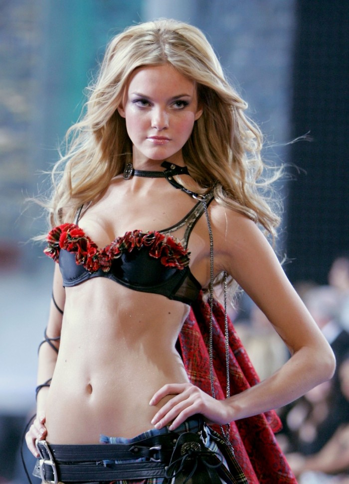 Caroline Trentini porte la lingerie superbement bien