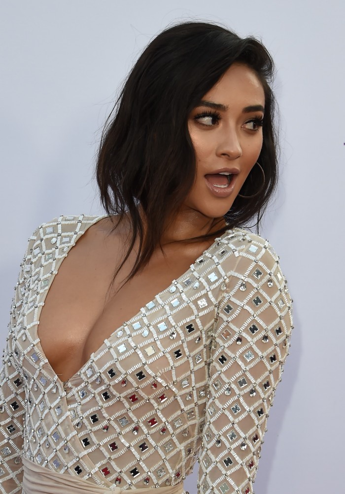 Shay Mitchell de la série Pretty Little Liars sublime en lingerie