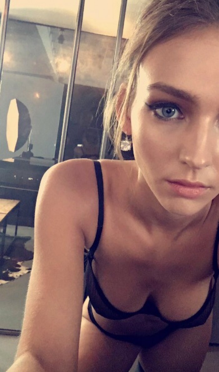 Rachel Cook est merveilleuse en lingerie