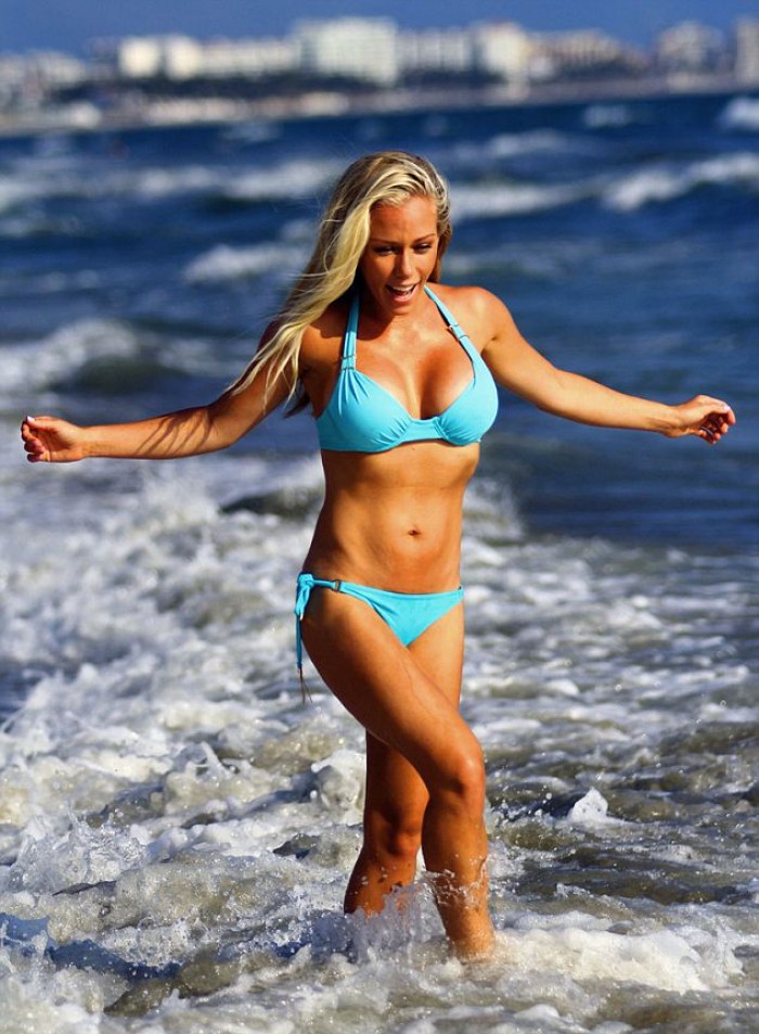 Kendra Wilkinson est une sexy Girl Next Door