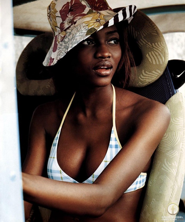 Oluchi Onweagba dévoile ses courbes torrides en bikini