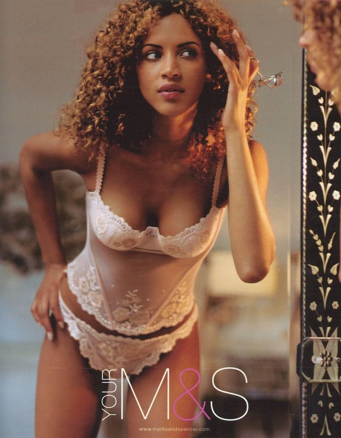 Notre frenchi Noémie Lenoir est tellement hot en lingerie