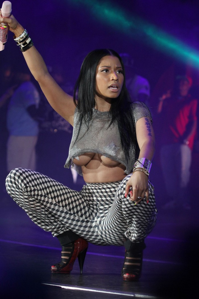 Nicki Minaj dévoile ses formes pulpeuses en lingerie