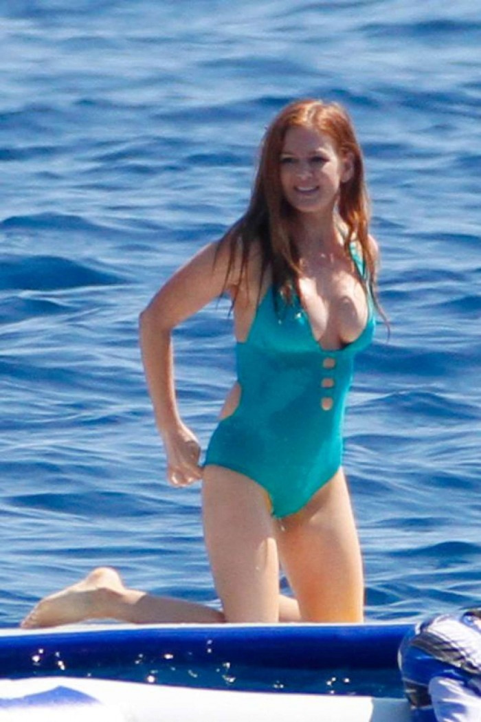 La belle Isla Fisher est vraiment sexy en lingerie