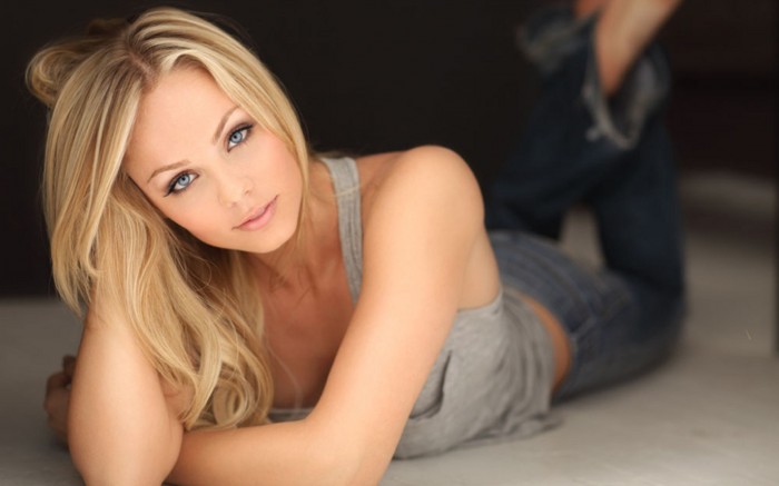 Laura Vandervoort est sublime en lingerie