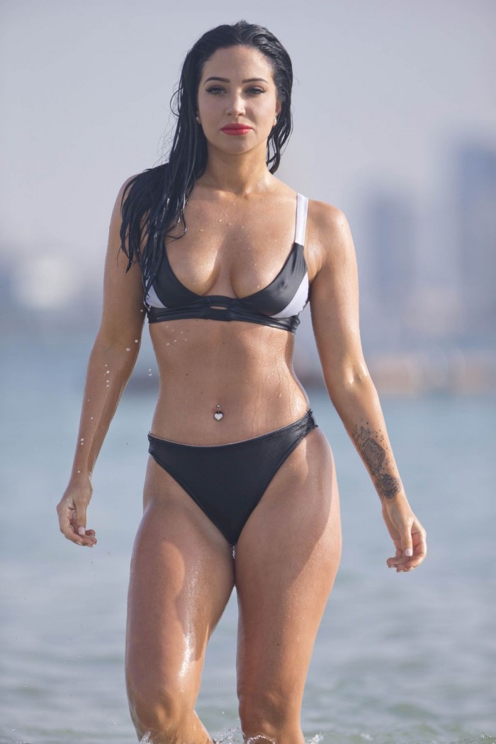 Tulisa Contostavlos dévoile ses courbes en maillot de bain