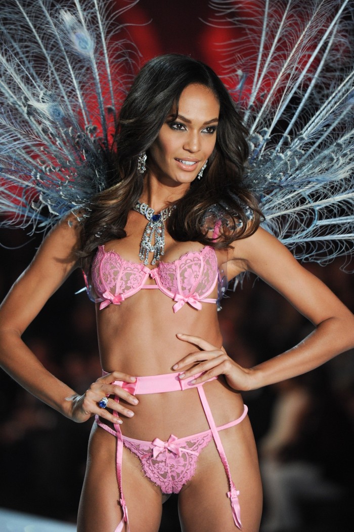 Joan Smalls représente parfaitement Victoria's Secret avec sa lingerie sexy