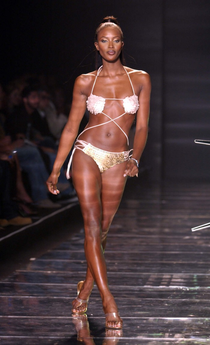 La star Naomi Campbell porte à merveille cette lingerie