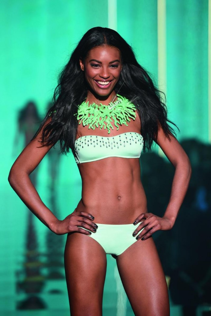 Sharam Diniz est resplendissante en bikini