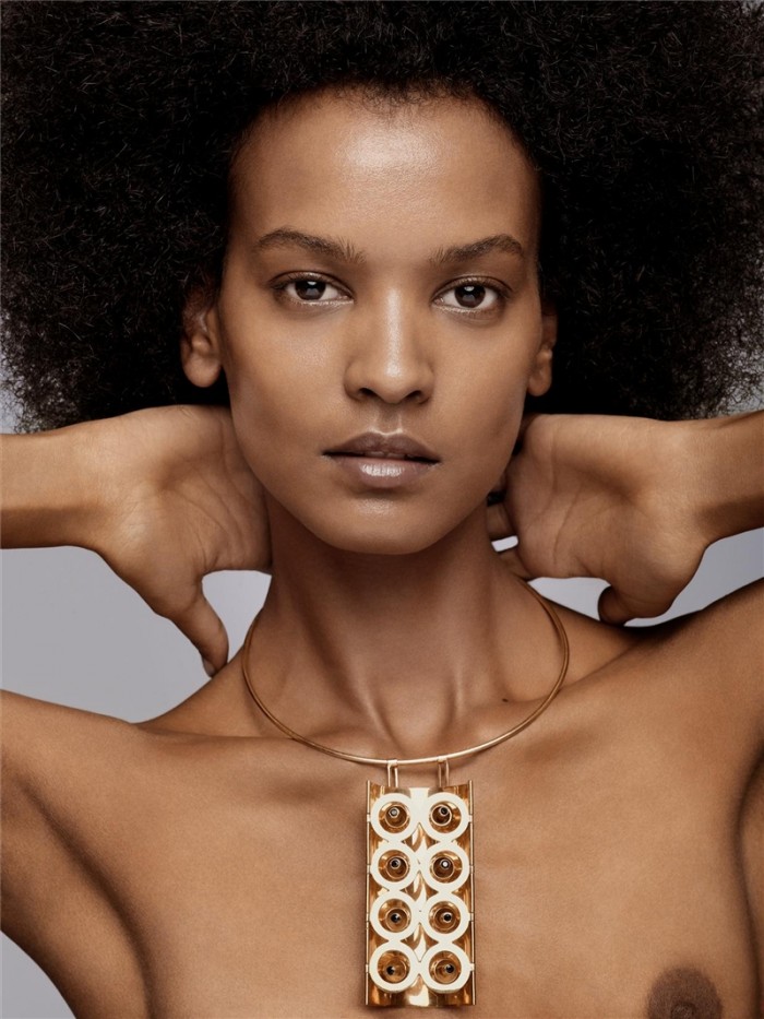 Liya Kebede dévoile ses superbes courbes en lingerie