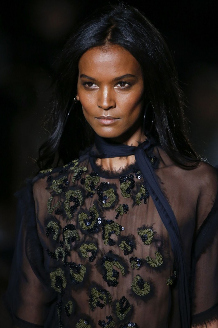 Liya Kebede dévoile ses superbes courbes en lingerie