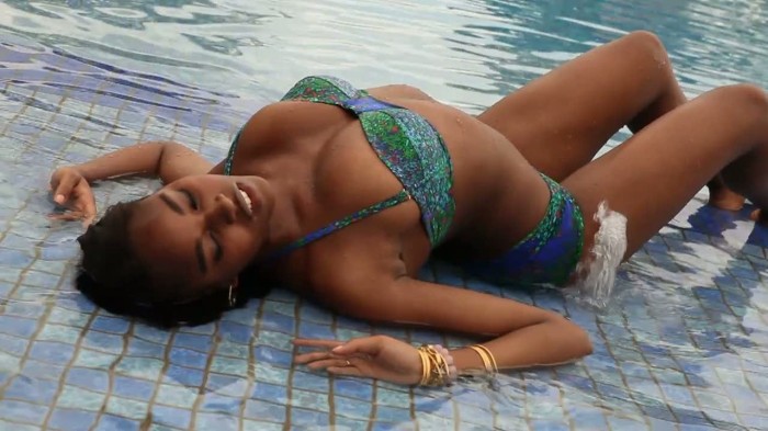 Damaris Lewis est une black très sexy en bikini