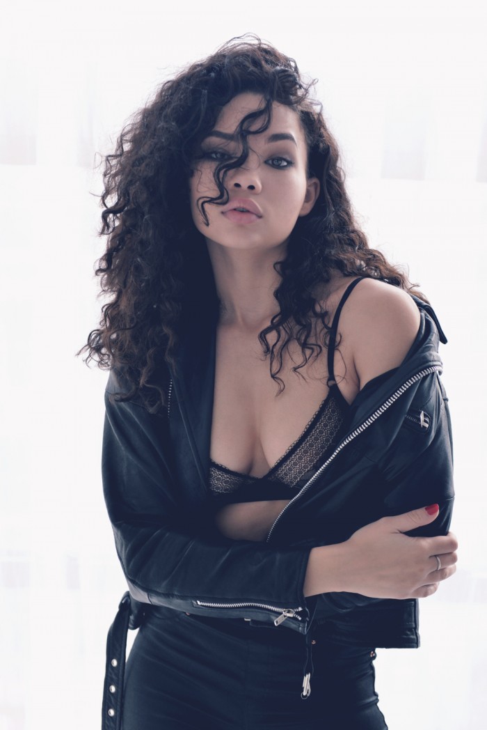 Ashley Moore est sublime en lingerie