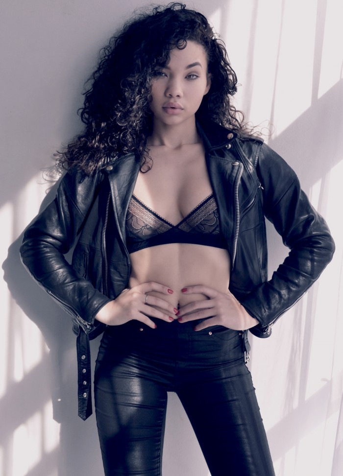 Ashley Moore est sublime en lingerie