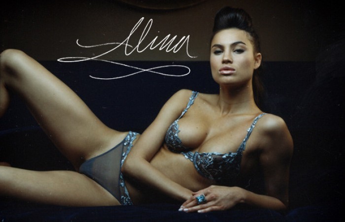 Alina Puscau est un femme magnifique en lingerie