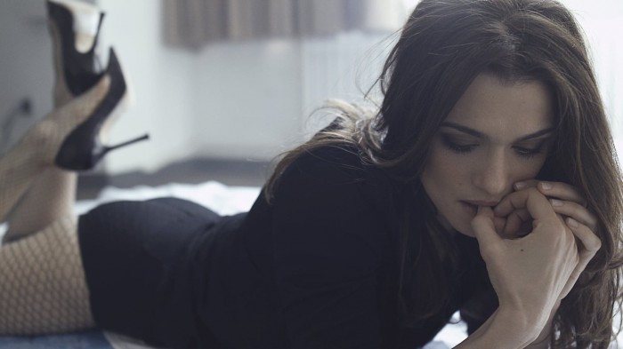 Rachel Weisz est magnifique en lingerie