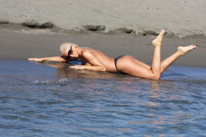 Jelena Karleusa nous montre ses formes sexy en bikini