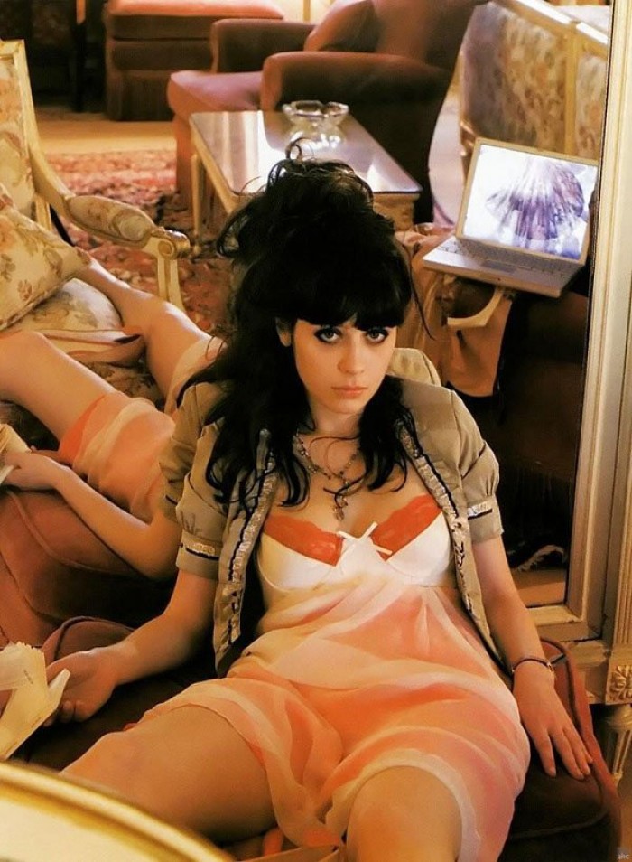 Zooey Deschanel de la série New Girl est sexy en lingerie