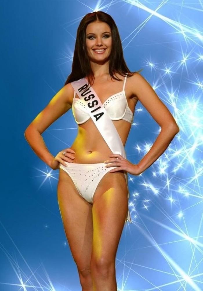 Oksana Fiodorova alias Miss Russie 2001 est torride en lingerie