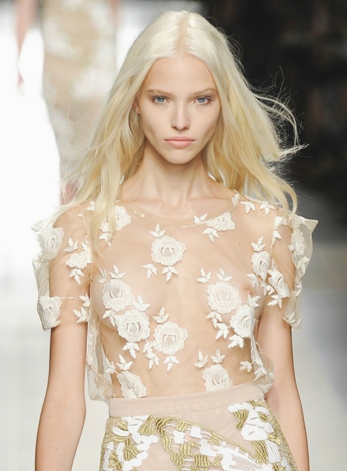 Sasha Luss dévoile un corps magnifique en lingerie