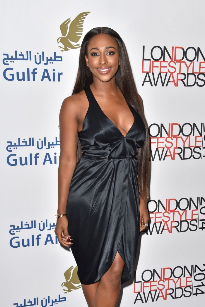 Alexandra Burke dévoile son corps sexy en bikini