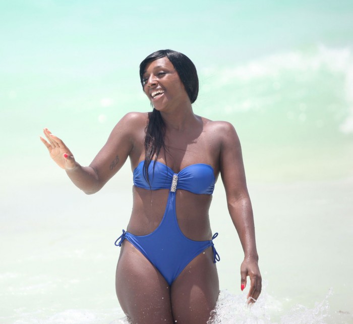 Alexandra Burke dévoile son corps sexy en bikini