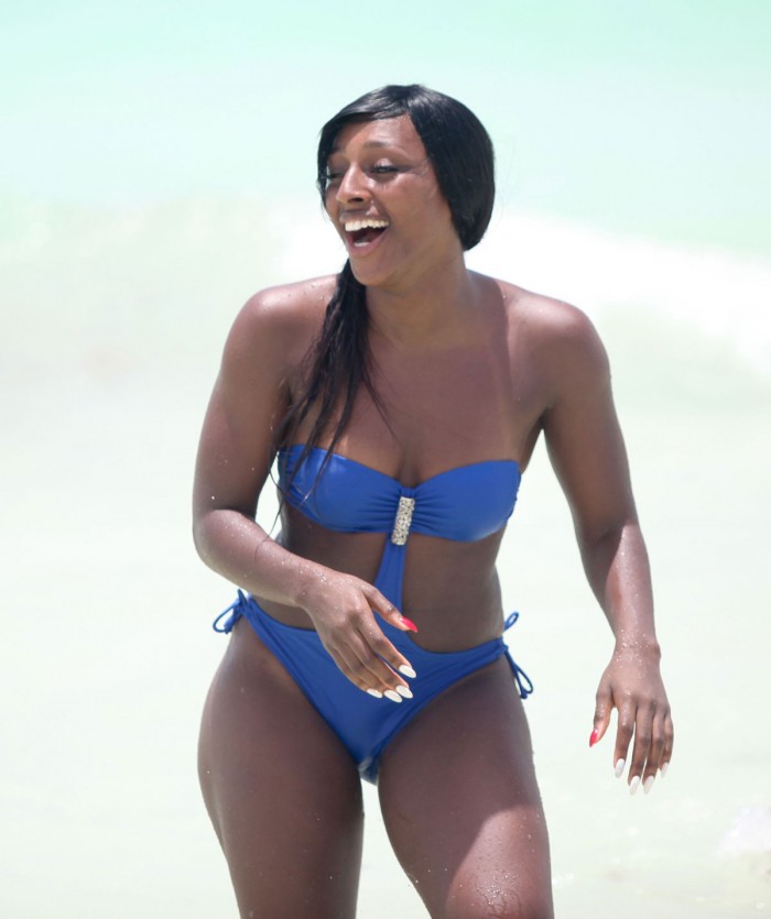 Alexandra Burke dévoile son corps sexy en bikini