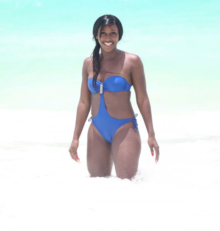 Alexandra Burke dévoile son corps sexy en bikini