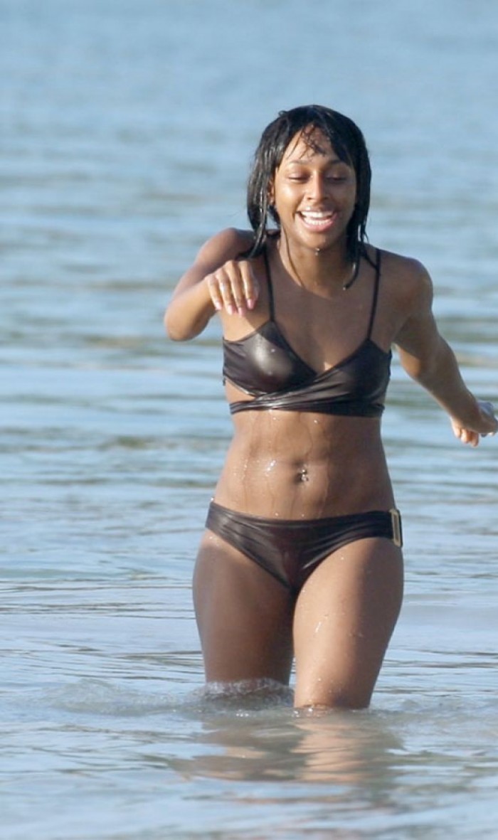 Alexandra Burke dévoile son corps sexy en bikini