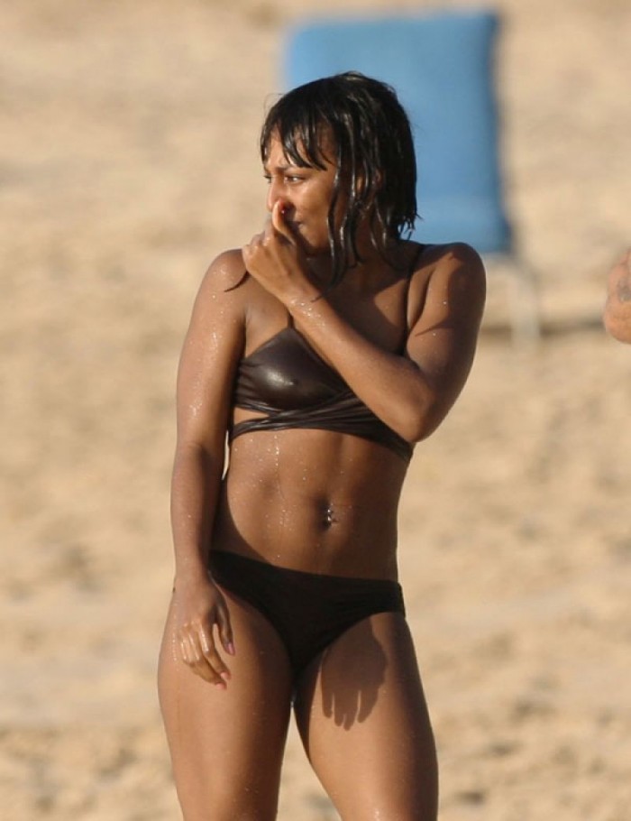 Alexandra Burke dévoile son corps sexy en bikini