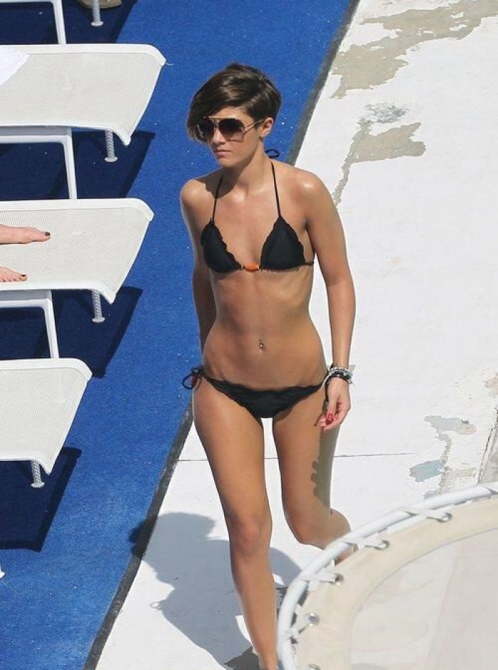 Frankie Bridge est simplement magnifique en maillot