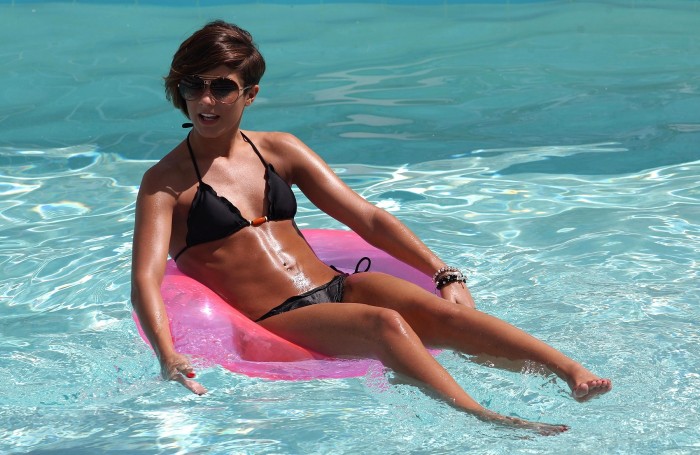 Frankie Bridge est simplement magnifique en maillot