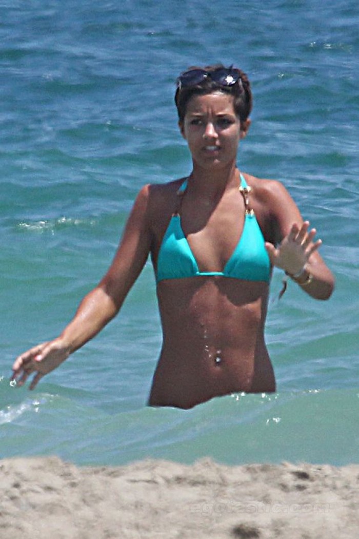 Frankie Bridge est simplement magnifique en maillot