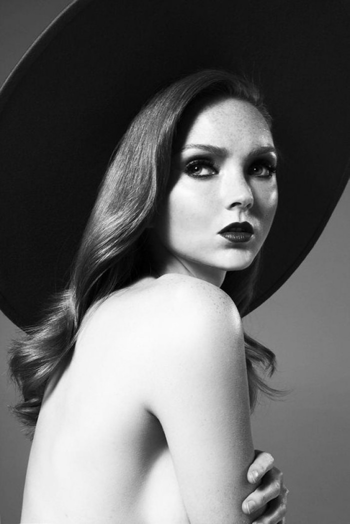 Lily Cole arbore une lingerie sublime