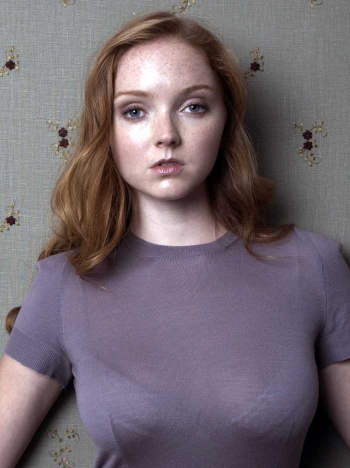 Lily Cole arbore une lingerie sublime