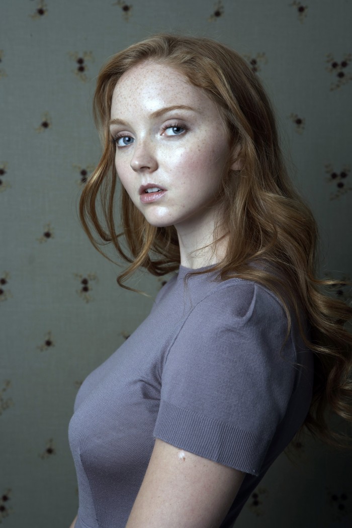 Lily Cole arbore une lingerie sublime