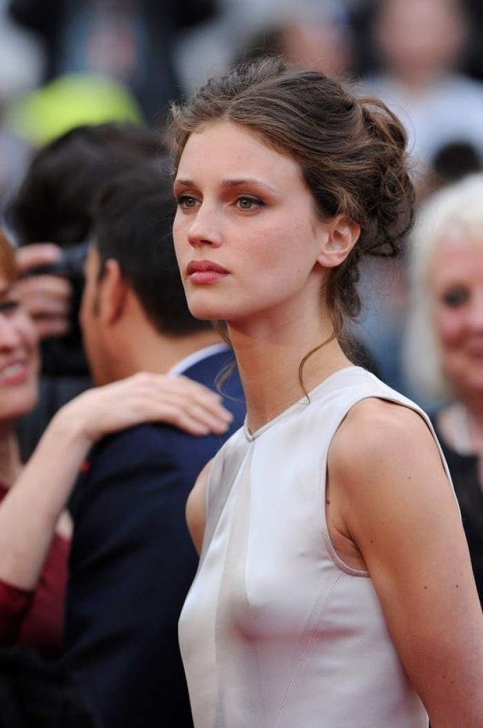 Marine Vacth dévoile sa jolie poitrine