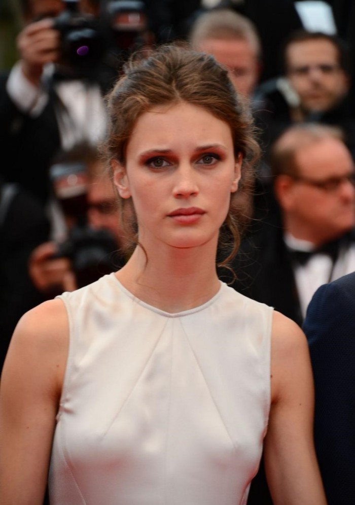 Marine Vacth dévoile sa jolie poitrine