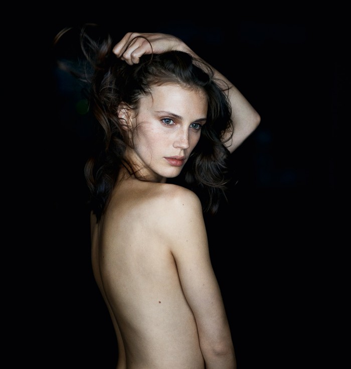 Marine Vacth dévoile sa jolie poitrine