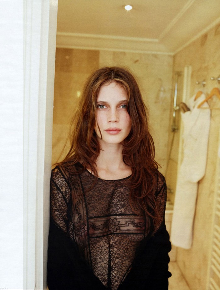 Marine Vacth dévoile sa jolie poitrine